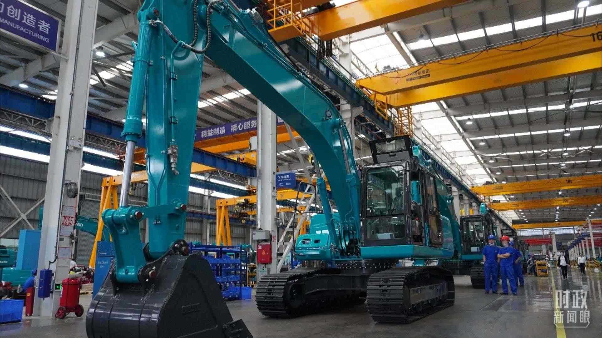 △這是山河智能大型挖掘機(jī)的組裝車(chē)間。2020年9月，習(xí)近平曾到此地考察。（總臺(tái)央視記者郭曉龍拍攝）