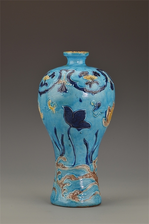 一號(hào)沉船出水的琺華彩蓮紋梅瓶。中國(guó)文物報(bào)社供圖