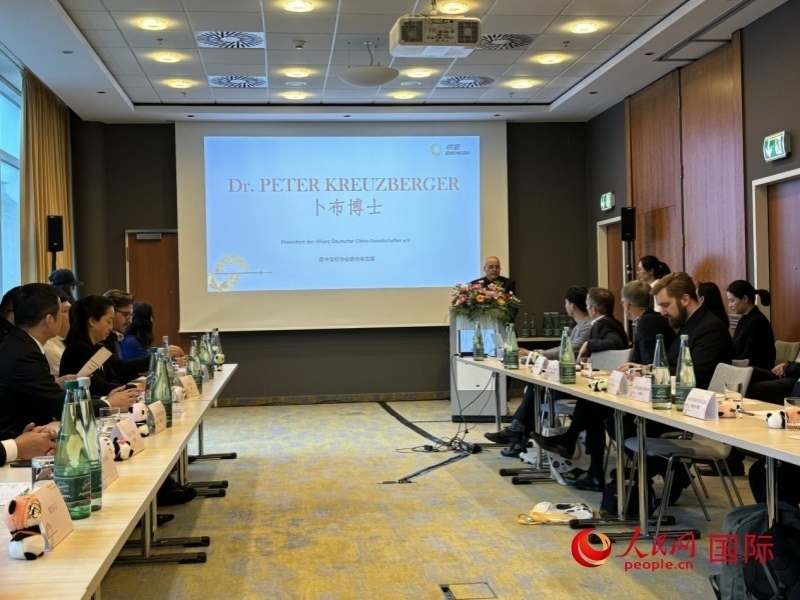 在成都文化旅游（柏林）推介座談會上，德中友好協(xié)會聯(lián)合會主席卜布致辭。人民網(wǎng)記者張慧中攝