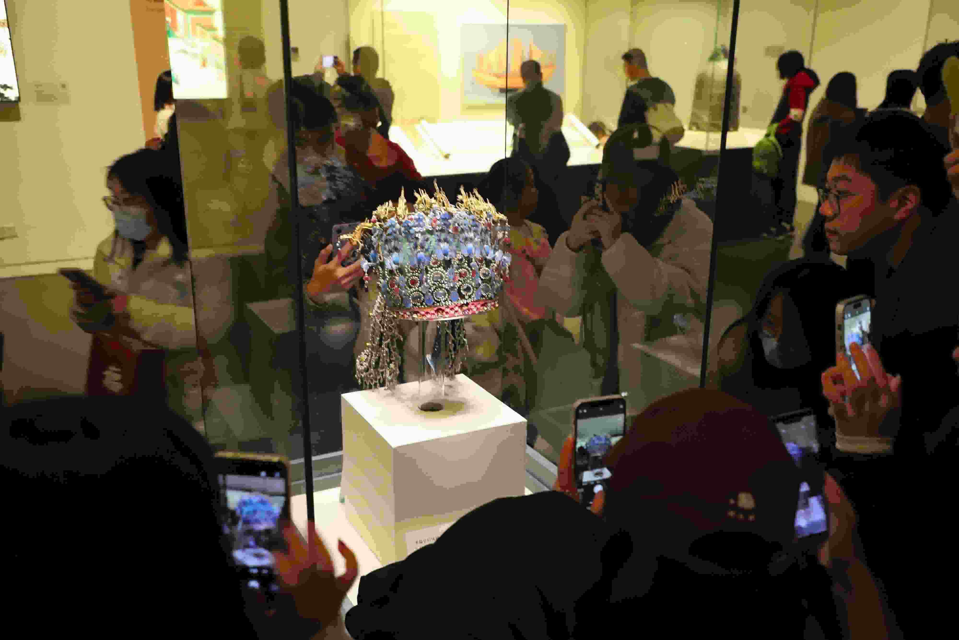 △ 2024年3月9日，北京，中國國家博物館，來自天南海北的游客在參觀藏品。