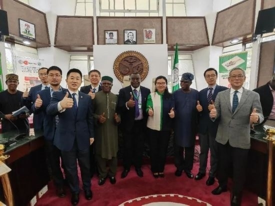 3月21日，與會嘉賓在首屆拉各斯論壇現(xiàn)場合影留念。（圖片由中國駐拉各斯總領事館提供）