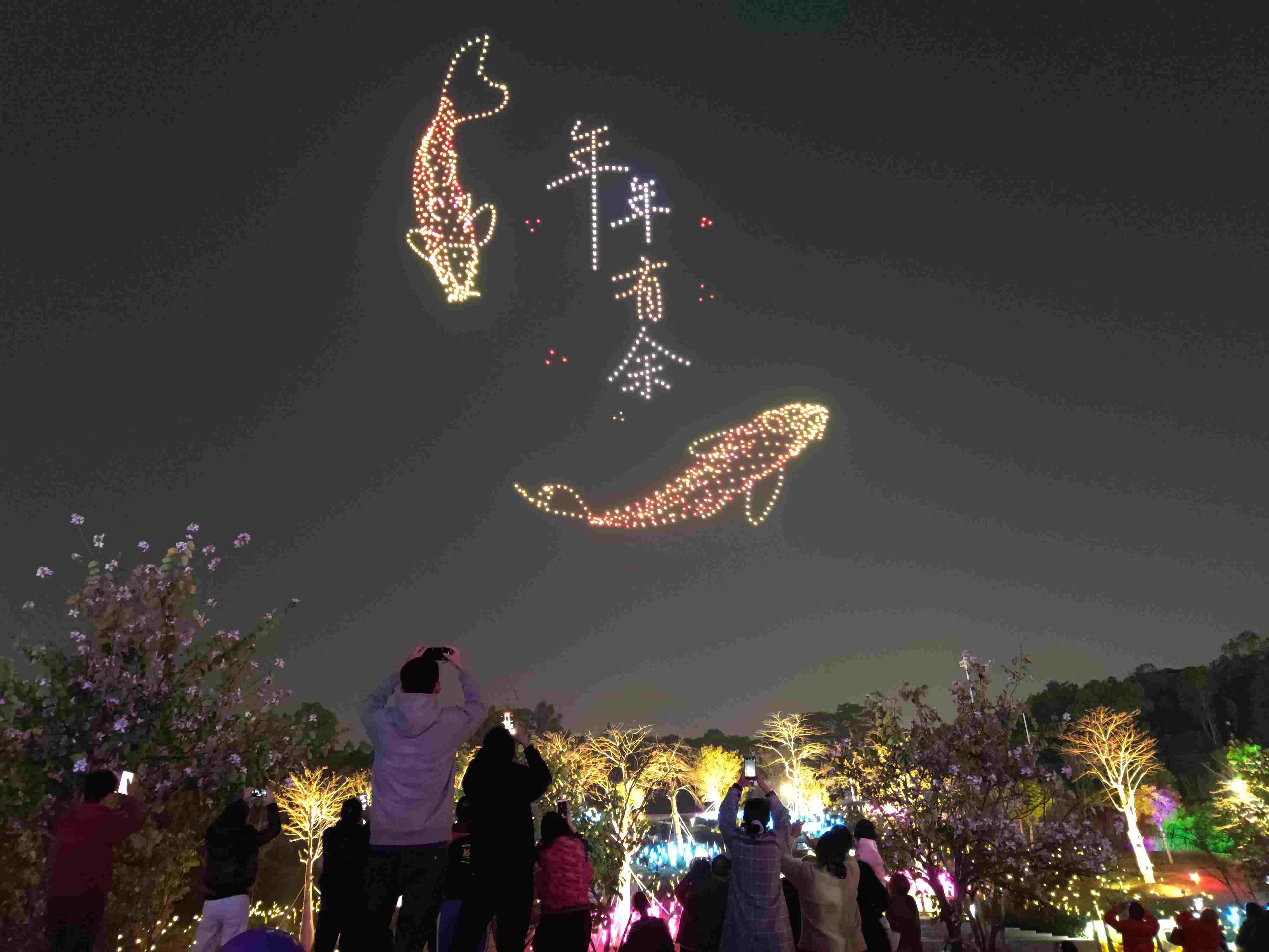 △ 2024年2月10日，深圳北站中心公園，春節(jié)主題無人機燈光秀引來眾多游客駐足觀看。