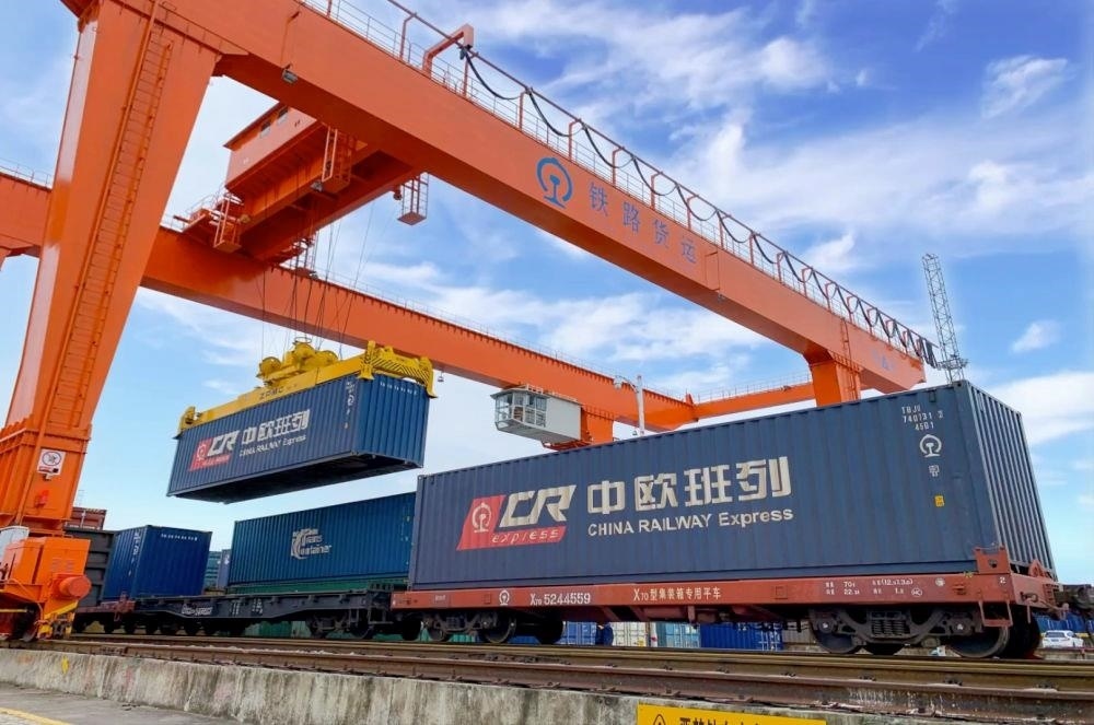 △2022年4月29日，在安徽合肥北站物流基地集裝箱作業(yè)區(qū)，準(zhǔn)備發(fā)運(yùn)的中歐班列集裝箱。