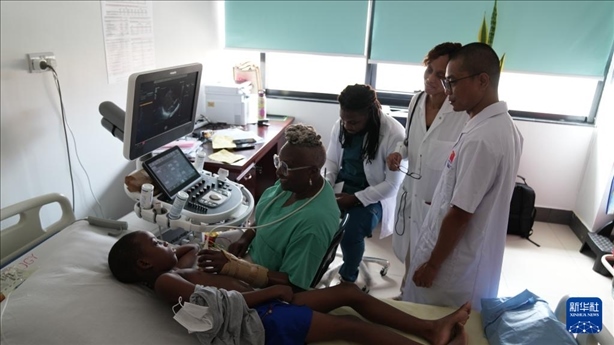 3月4日，在多米尼克羅索的中多友誼醫(yī)院，援多醫(yī)療隊成員、南方醫(yī)科大學第五附屬醫(yī)院心血管內(nèi)科主治醫(yī)師駱志鵬與當?shù)蒯t(yī)生共同診療。新華社記者 王朝 攝