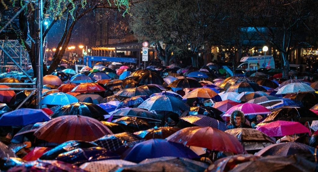 3月24日，在塞爾維亞南部城市普羅庫(kù)普列，人們參加北約轟炸南聯(lián)盟遇難者悼念儀式。新華社發(fā)（王韡攝）