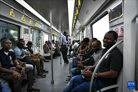 2月28日，在尼日利亞拉各斯，人們乘坐輕軌藍(lán)線列車。新華社記者 韓旭 攝