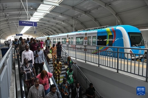 2月28日，在尼日利亞拉各斯，人們?cè)谳p軌藍(lán)線碼頭站下車出站。新華社記者 韓旭 攝