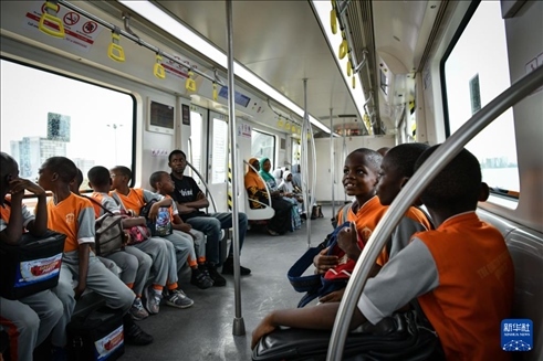 2月28日，在尼日利亞拉各斯，一所小學(xué)的學(xué)生們體驗(yàn)乘坐輕軌藍(lán)線列車。新華社記者 韓旭 攝