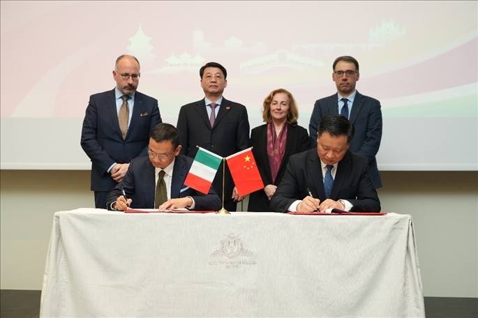 揚州市政府與意大利中國商會簽署合作協(xié)議。 主辦方供圖