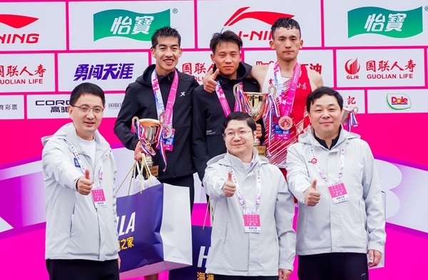 無(wú)錫市人民政府副秘書長(zhǎng)顧文龍，無(wú)錫市體育局黨組書記、副局長(zhǎng)楊宇華，海瀾集團(tuán)黨委副書記、副總裁江南共同為全國(guó)馬拉松錦標(biāo)賽（第一站）男子組前3名頒獎(jiǎng)。受訪者供圖