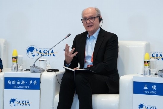 3月27日，《人工智能：現(xiàn)代方法》作者、加州大學(xué)伯克利分校計算機科學(xué)系教授斯圖爾特·羅素在分論壇上發(fā)言。新華社記者 曹夢瑤 攝