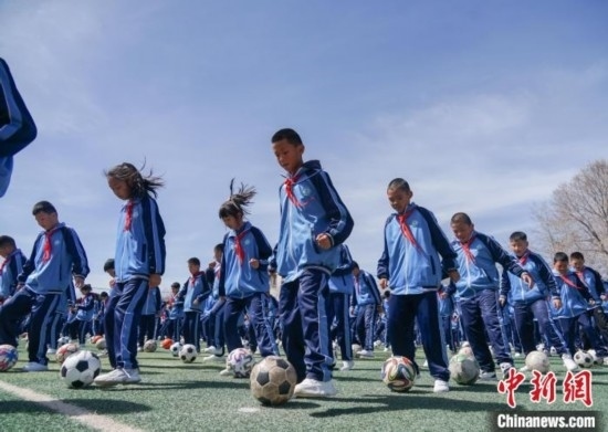 青海西寧:學(xué)生“足”享校園生活