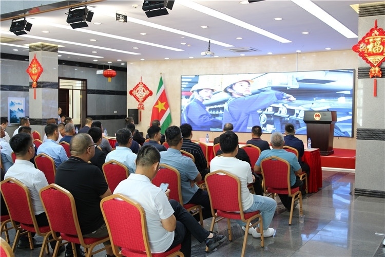 當(dāng)?shù)貢r(shí)間3月26日下午，中國品牌重型機(jī)械、載重車輛宣傳推介會在中國駐蘇里南大使館舉行。圖為宣介會現(xiàn)場。中國駐蘇里南大使館供圖