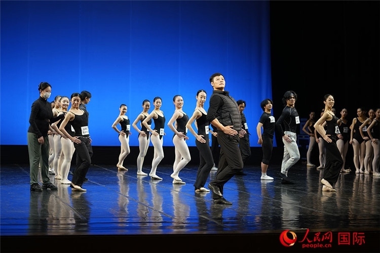 松山芭蕾舞團青年代表團成員在中央芭蕾舞團跟隨中方教師上課。人民網記者 張麗婭攝