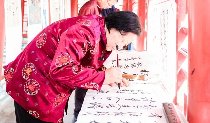 杏花節(jié)書畫展上書法家現(xiàn)場(chǎng)創(chuàng)作。受訪方供圖