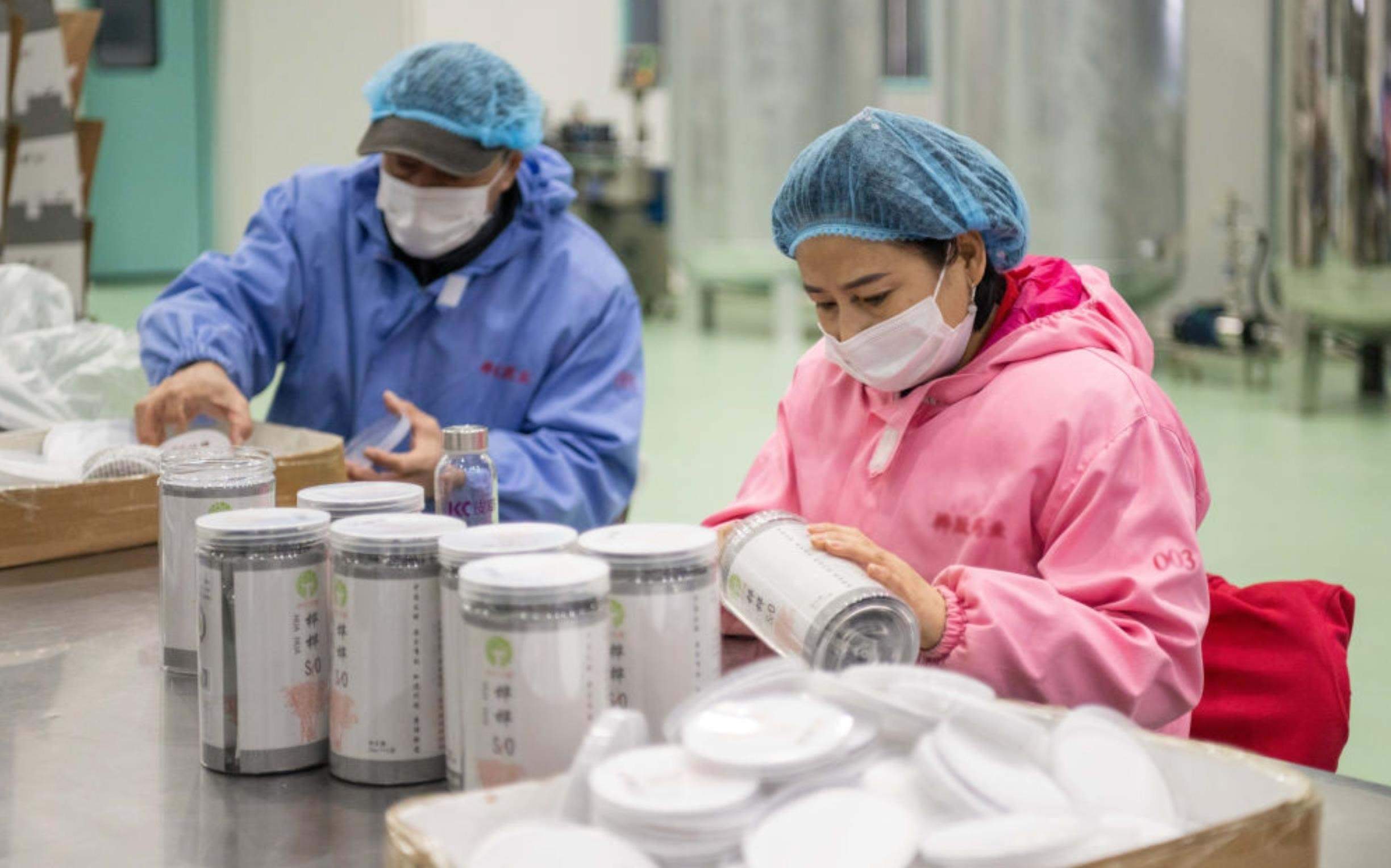 △2024年3月12日，黑龍江伊春一家公司內(nèi)，工作人員在包裝樺樹(shù)汁相關(guān)產(chǎn)品。