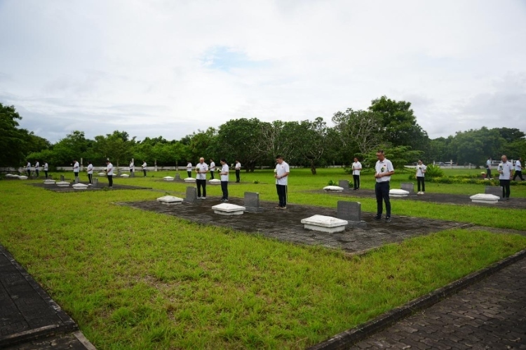 醫(yī)療隊(duì)隊(duì)員向烈士們獻(xiàn)花。中國援桑醫(yī)療隊(duì)供圖