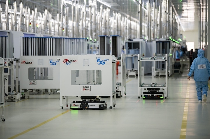 2024年1月10日，在位于浙江省金華市金義新區(qū)的潤(rùn)馬光能集團(tuán)金華工廠智能化生產(chǎn)車間里，AGV（自動(dòng)導(dǎo)引運(yùn)輸）小車忙碌穿梭在生產(chǎn)單元之間。圖源新華社