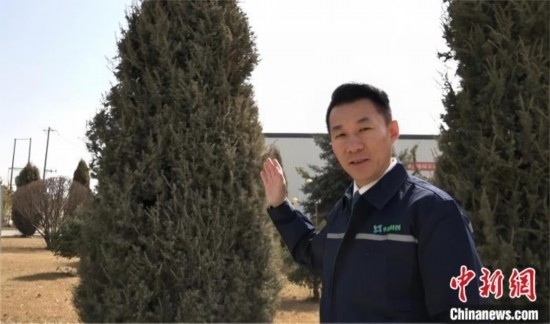 圖為王佐向記者介紹自己的新能源綠電廠區(qū)。白先森 攝