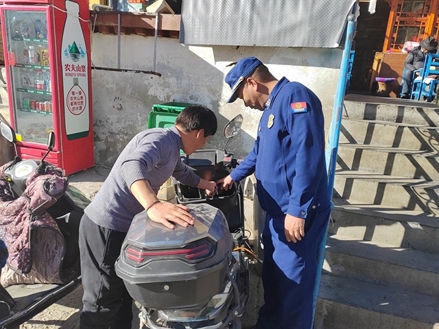 拉薩市消防救援支隊(duì)組織開(kāi)展電動(dòng)自行車(chē)消防安全檢查工作。受訪者供圖