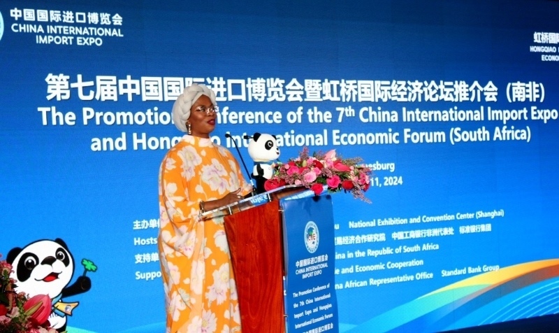 南非貿(mào)易、工業(yè)和競(jìng)爭(zhēng)部出口促進(jìn)司副總司長(zhǎng)馬塔博格致辭。（圖片來源：中國(guó)國(guó)際進(jìn)口博覽會(huì)官微）
