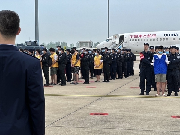 中國(guó)籍涉賭詐違法犯罪嫌疑人從柬埔寨被押解回國(guó)。人民網(wǎng)記者 郝萍攝