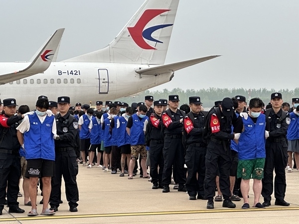 中國(guó)籍涉賭詐違法犯罪嫌疑人從柬埔寨被押解回國(guó)。人民網(wǎng)記者 郝萍攝