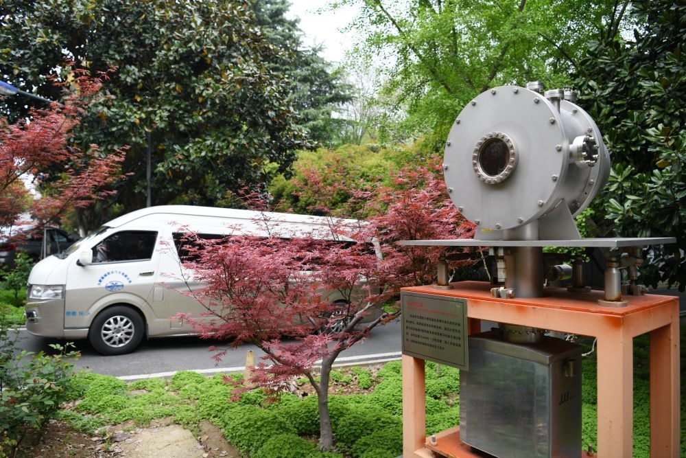 2024年4月6日，在位于安徽合肥的中國科學(xué)技術(shù)大學(xué)，自主研制的原位實(shí)驗(yàn)裝置準(zhǔn)備運(yùn)往上海光源開展實(shí)驗(yàn)。