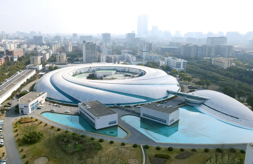 空中俯瞰位于上海張江科學(xué)城的上海光源（2024年2月27日攝，無人機(jī)照片）。