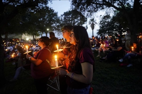 2023年5月24日，在美國得克薩斯州小城尤瓦爾迪，人們參加守夜儀式悼念校園槍擊遇害者。新華社記者吳曉凌攝