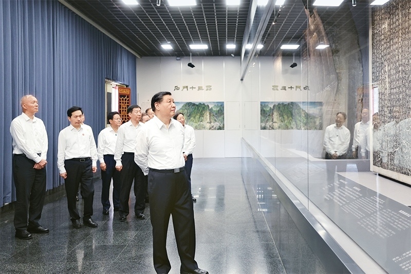 2023年7月29日，中共中央總書記、國家主席、中央軍委主席習(xí)近平在四川考察結(jié)束返京途中，來到陜西省漢中市考察。這是習(xí)近平參觀漢中市博物館有關(guān)歷史文物展陳。 新華社記者 鞠鵬/攝