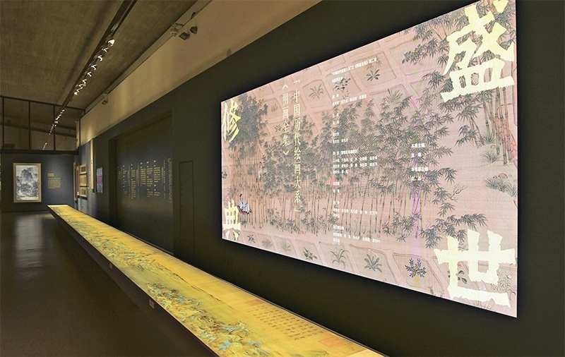 “中國歷代繪畫大系”，是習(xí)近平總書記親自批準(zhǔn)、高度重視的一項規(guī)模浩大、縱貫歷史、橫跨中外的國家級重大文化工程。圖為中國國家版本館杭州分館展示的“盛世修典——‘中國歷代繪畫大系’”收錄的數(shù)字化古畫（2023年5月31日攝）。 新華社記者 翁忻旸/攝