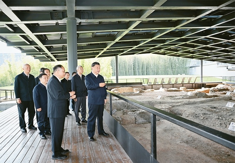 2023年10月10日至13日，中共中央總書記、國家主席、中央軍委主席習(xí)近平在江西考察。這是11日上午，習(xí)近平在景德鎮(zhèn)市陶陽里歷史文化街區(qū)南麓遺址考察。 新華社記者 謝環(huán)馳/攝