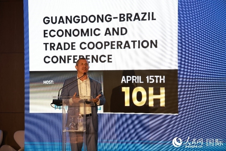 巴西里約州能源和海洋經(jīng)濟部國務(wù)秘書費利佩·佩肖托在推介會上致辭。人民網(wǎng)記者 陳海琪攝