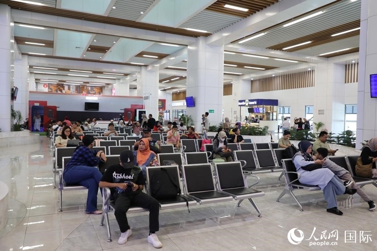 乘客在雅萬高鐵雅加達哈利姆站候車。人民網(wǎng)記者 曹師韻攝