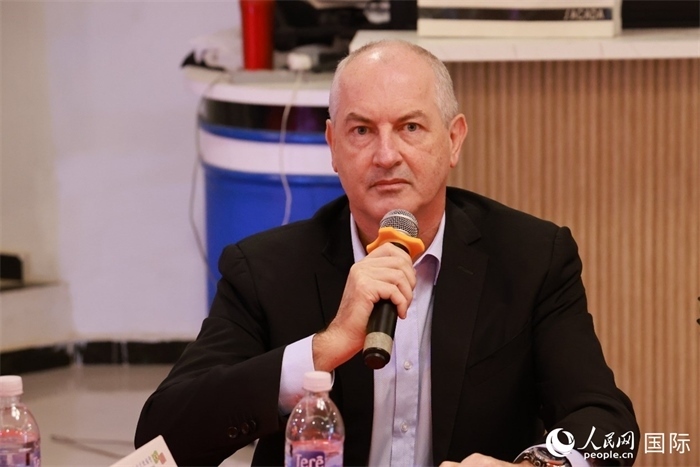 巴西里約大都會(huì)研究所執(zhí)行官西奧·舒克在座談會(huì)上致辭。人民網(wǎng)記者 陳海琪攝