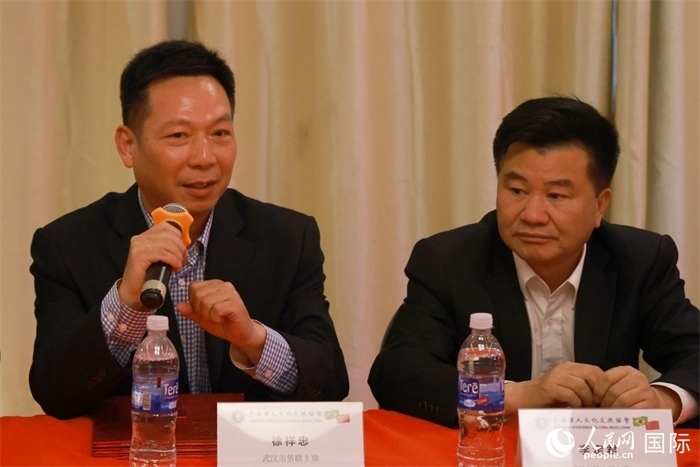 武漢市僑聯(lián)主席徐祥忠（左）在座談會(huì)上致辭。人民網(wǎng)記者 陳海琪攝