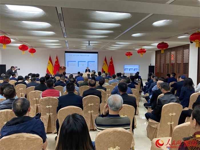 季奕鴻律師主講法律知識(shí)。人民網(wǎng)記者 范劍青攝