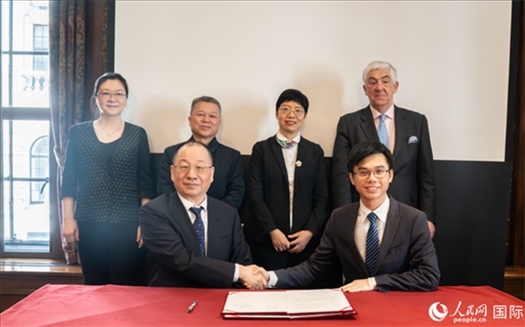 活動簽約現(xiàn)場。實習生 劉船攝