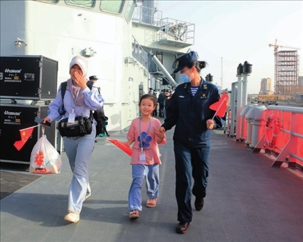 海軍軍艦赴蘇丹緊急撤離我在蘇丹人員。圖為海軍官兵帶領(lǐng)同胞登艦（2023年4月26日攝）。丁家興攝