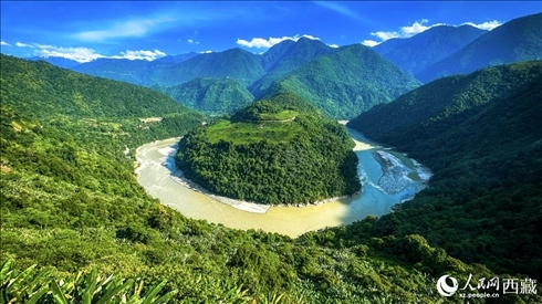 風景秀麗、植被繁茂的西藏林芝市墨脫縣果果塘大拐彎。人民網記者 次仁羅布攝