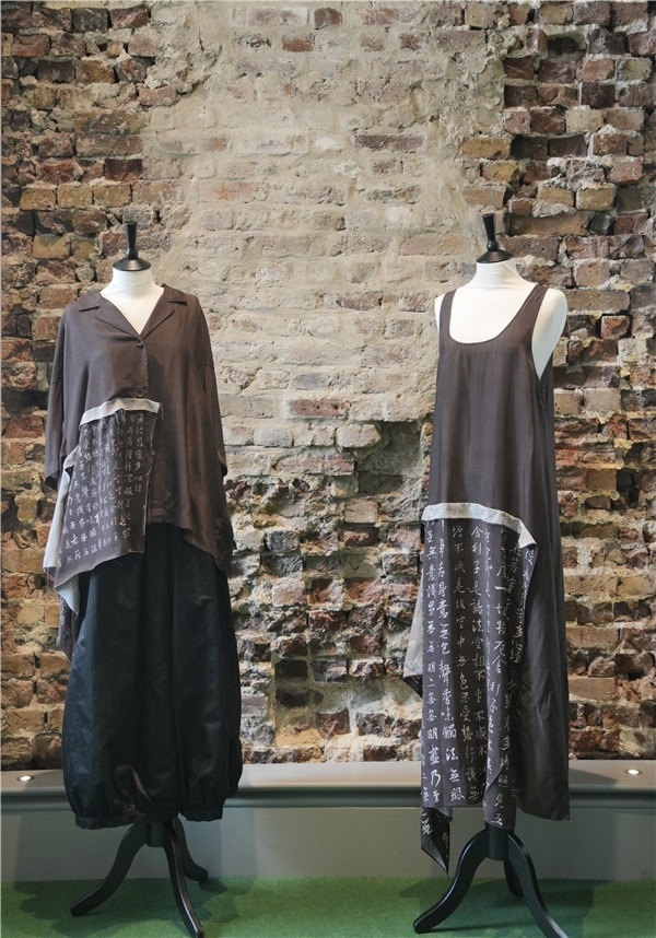 展覽展示的以中國(guó)文字為創(chuàng)作靈感的服裝《心經(jīng)》。主辦方供圖