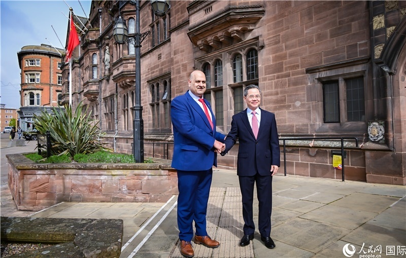 圖為中國(guó)駐英國(guó)大使鄭澤光在考文垂市政廳會(huì)見(jiàn)現(xiàn)場(chǎng)。人民網(wǎng) 郭錦標(biāo)攝