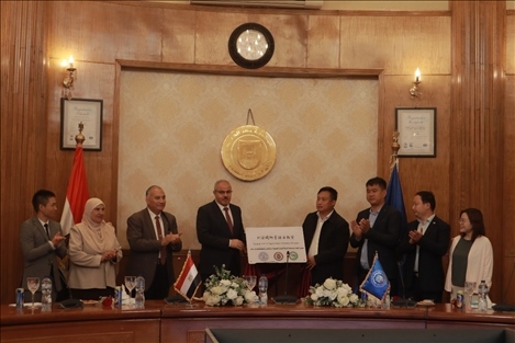 蘇伊士運(yùn)河大學(xué)語(yǔ)音教室正式揭牌。蘇伊士運(yùn)河大學(xué)孔子學(xué)院供圖