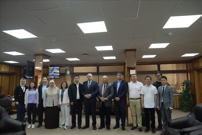 活動(dòng)現(xiàn)場(chǎng)合影。蘇伊士運(yùn)河大學(xué)孔子學(xué)院供圖