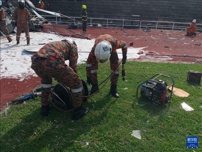 4月23日，救援人員在馬來(lái)西亞霹靂州的直升機(jī)墜毀現(xiàn)場(chǎng)救援。新華社發(fā)（馬來(lái)西亞消防拯救局供圖）