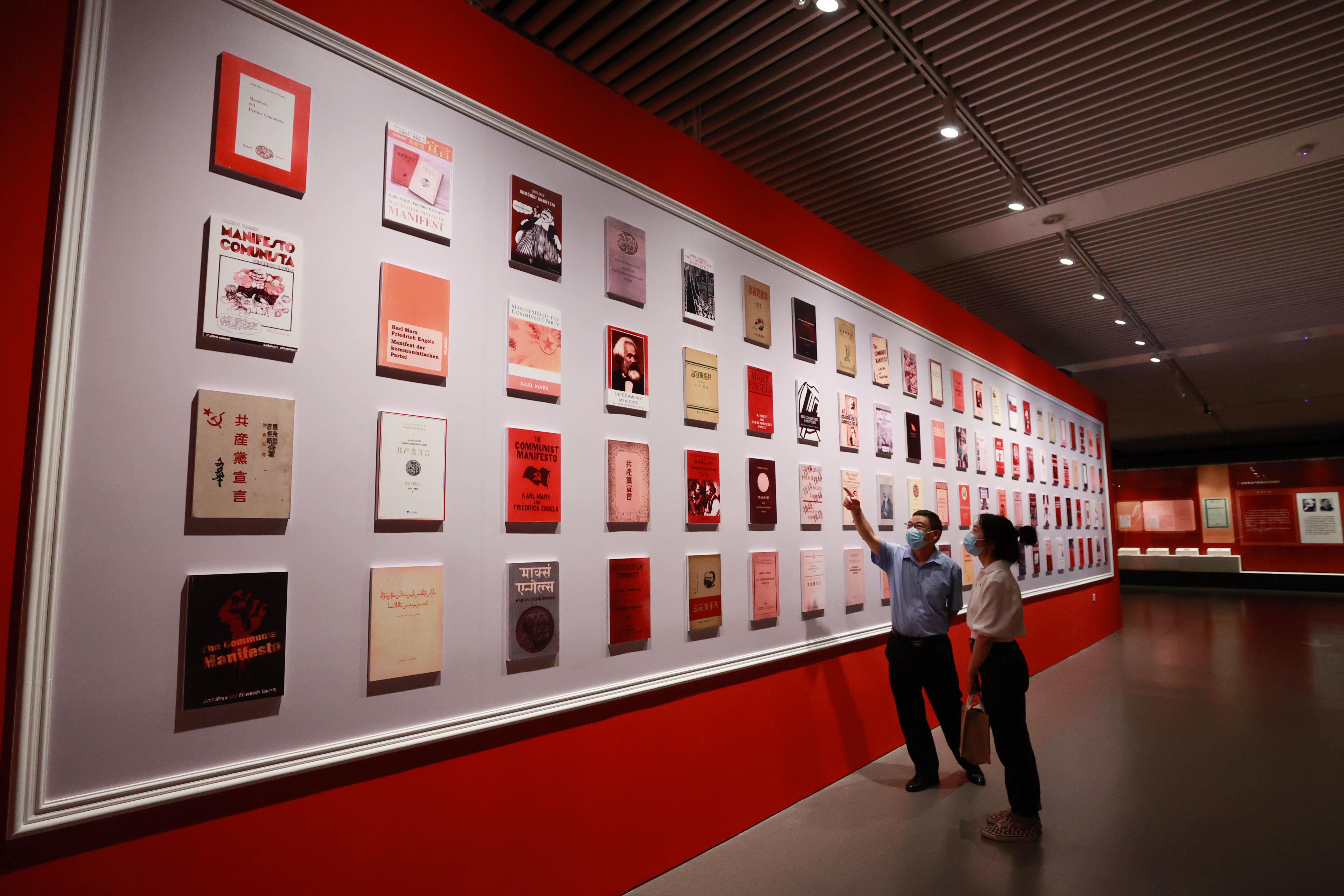 △2021年8月5日，觀眾在國家圖書館觀看不同版本的《共產(chǎn)黨宣言》。