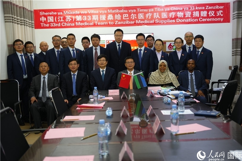 中非雙方代表及醫(yī)療隊在捐贈現(xiàn)場合影。中國援桑醫(yī)療隊供圖