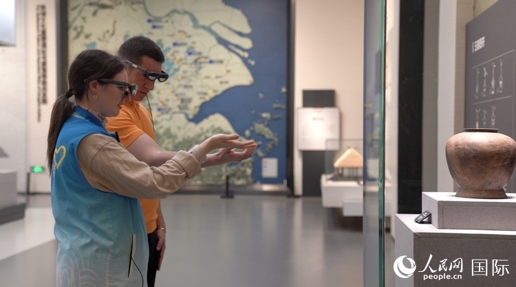 人民網(wǎng)外籍專家在良渚博物院體驗(yàn)AR眼鏡。人民網(wǎng)記者 袁蒙攝