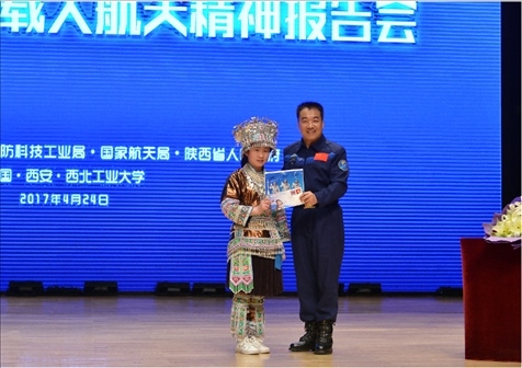 韋知月（化名）在西北工業(yè)大學(xué)與英雄航天員張曉光合影。受訪者供圖